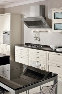 Προτεραιότητα των λευκών και κρεμ χρώματα στην κουζίνα