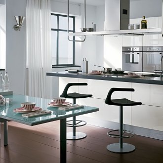 Μαύρη και άσπρη κουζίνα με καφέ δάπεδο.