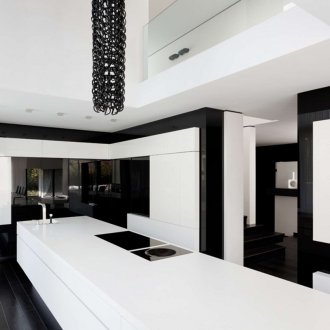 Μεγάλη σύγχρονη μαύρη και άσπρη κουζίνα