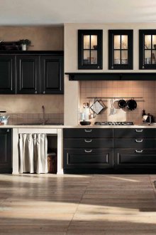 Μπεζ υπόβαθρο και τοίχοι σε μια μαύρη και άσπρη κουζίνα