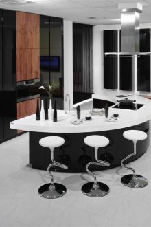 Καφέ accents σε μια μαύρη και άσπρη κουζίνα