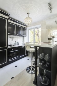 Κρέμα τόνους σε μια μαύρη και άσπρη κουζίνα