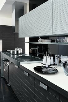 Μαύρη προτεραιότητα σε μαύρη και άσπρη κουζίνα