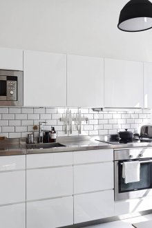 Λευκή κουζίνα με μαύρες προθέσεις