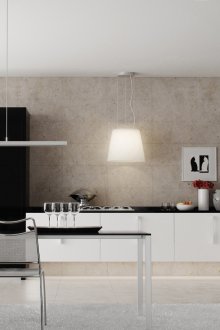 Μαύρη και άσπρη κουζίνα με τραπεζαρία.