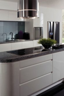 Μαύρη και άσπρη κουζίνα με νησί.