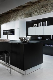 Υψηλής τεχνολογίας μαύρη και λευκή κουζίνα