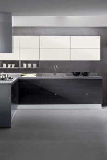 Μαύρη και άσπρη μοντέρνα κουζίνα.