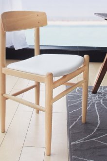 Ξύλινη καρέκλα με λευκό κάθισμα