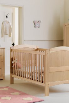 Κούνια, συρταριέρα και ντουλάπα από οξιά στο φυτώριο