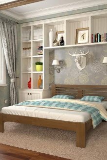 Κρεβάτι και ξύλο οξιάς στην κρεβατοκάμαρα