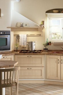 Μπεζ και καφέ ζεστή κουζίνα με τέφρα