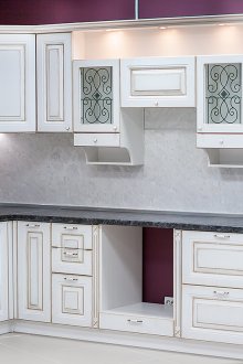 Μονάδα κουζίνας λευκής τέφρας με μαύρο πάγκο