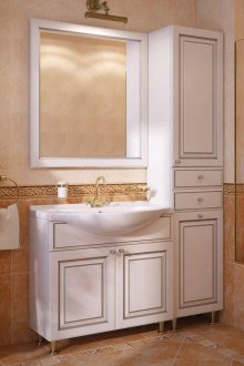 Λευκή καμπίνα τέφρας σε μπεζ μπανιέρα