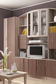 Καφέ και μπεζ τοίχο τέφρα σε ένα φωτεινό σαλόνι