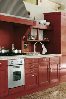 Κόκκινη κουζίνα που αποτελείται από τέφρα