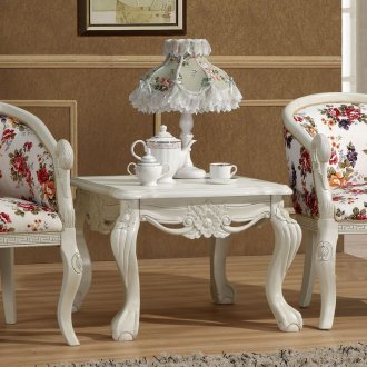 Ξύλινες καρέκλες και τραπέζι στο σαλόνι