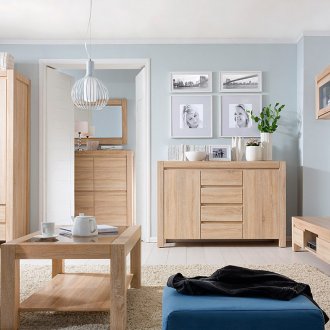 Ένα σύνολο από ελαφριά έπιπλα βελανιδιάς στο εσωτερικό του διαμερίσματος