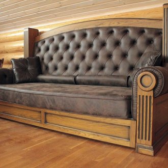 Δρύινο και δερμάτινο καναπέ στο υπνοδωμάτιο