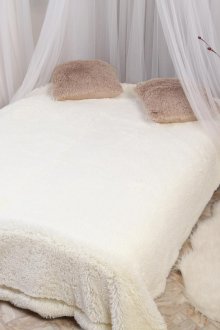 Faux γούνινο κάλυμμα στο υπνοδωμάτιο