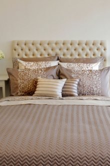 Ανοιχτό καφέ καπιτονέ κρεβάτι στο εσωτερικό