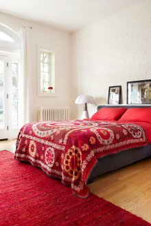 Κόκκινο καρό με σχέδια στο υπνοδωμάτιο