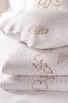 Λευκό-χρυσό κάλυμμα στο υπνοδωμάτιο