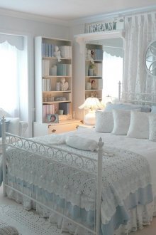 Λευκό και μπλε πλεκτό κάλυμμα στο υπνοδωμάτιο