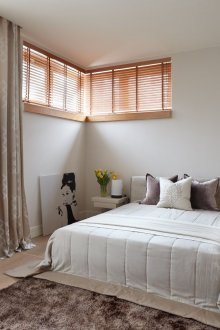 Κρεμαστό λευκό κρεβάτι στο υπνοδωμάτιο