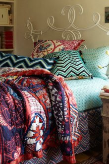 Πολύχρωμο καρότσι στο υπνοδωμάτιο