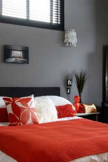 Κόκκινο πλεκτό κάλυμμα στο υπνοδωμάτιο