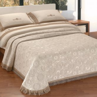 Μπεζ κάλυμμα με ένα σχέδιο στο υπνοδωμάτιο