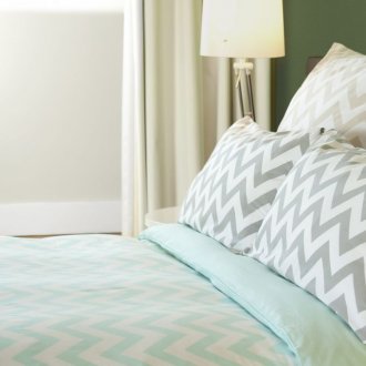 Λευκό κιβώτιο με μέντα στο υπνοδωμάτιο