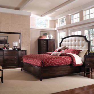 Κόκκινο κάλυμμα στο υπνοδωμάτιο