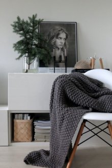 Σκούρο γκρι πλεκτό κάλυμμα στο υπνοδωμάτιο