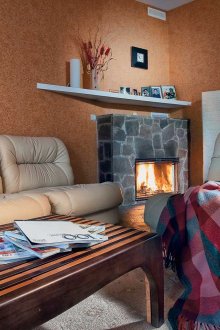 Κρεβατοκάμαρα στο σαλόνι με τζάκι