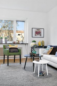 Γκρίζο πλεκτό κάλυμμα σε ένα φωτεινό σαλόνι