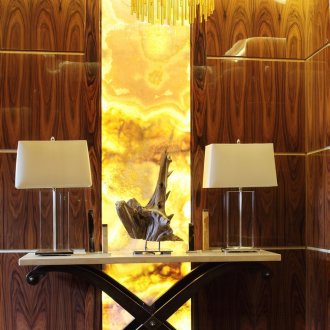 Πολυέλαιοι και επιτραπέζιοι φωτισμοί στο διάδρομο