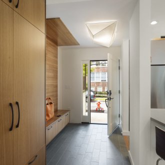 Ασυνήθιστος σύγχρονος πολυέλαιος στο διάδρομο