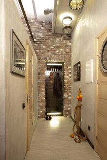 Μια ποικιλία φωτισμού στο λόμπι στο στυλ πατάρι