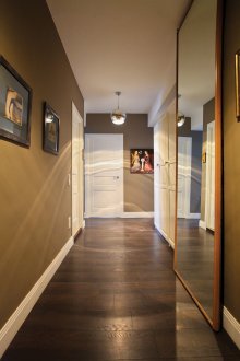 Μεταλλικός στρογγυλός πολυέλαιος στο διάδρομο