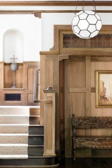 Γεωμετρικός πολυέλαιος στο διάδρομο