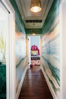 Δύο μεταλλικοί πολυέλαιοι στο διάδρομο