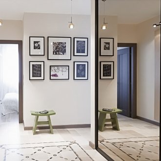 Μικρούς πολυελαίους και λαμπτήρα τοίχου στο διάδρομο