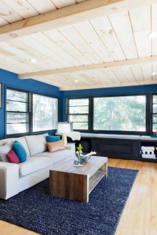 Μπλε χαλί και τοίχοι στο σαλόνι