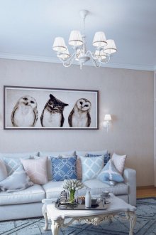 Μπεζ, μπλε και άσπρα χρώματα στο σαλόνι.