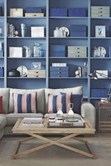 Μικροί μπλε τοίχοι και ράφια στο σαλόνι