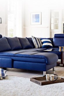 Λευκοί τοίχοι στο σαλόνι με μπλε καναπέ