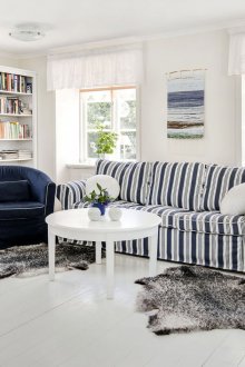 Μπλε και άσπρο ταπετσαρισμένο έπιπλο στο σαλόνι