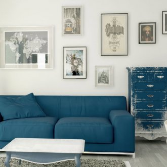 Γκρίζο παρκέ στο σαλόνι με μπλε έπιπλα